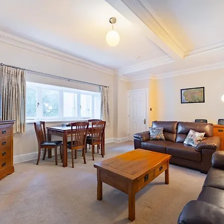 6 Meadowcroft House *